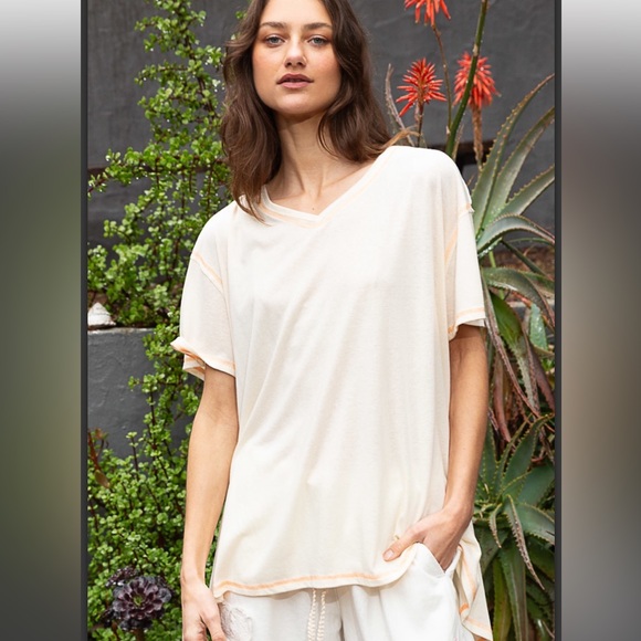 POL High-Low Contrast V-Neck Top